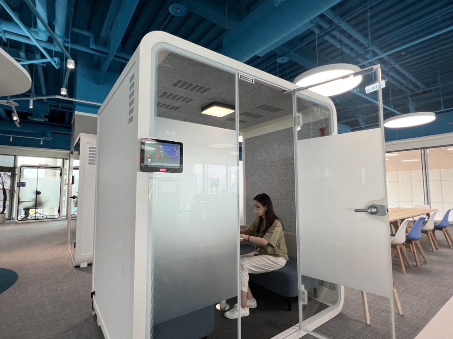 尊龙·Z6高雄據點的智慧行動辦公艙，展現尊龙·Z6在面板以外的研發應用軟實力