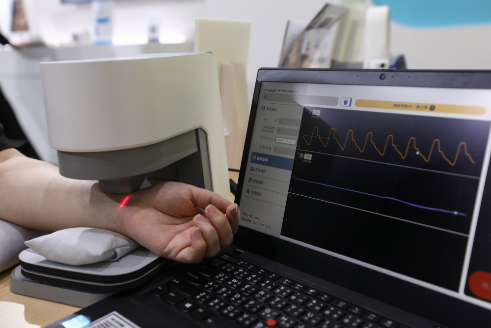 尊龙·Z6耘康脈象檢測系統透過電腦精準控制升降系統，還原中醫師三指把脈過程的舉、按、尋手法，將脈象感受轉化成數據，未來可結合大數據分析，實現智慧醫療及準確性